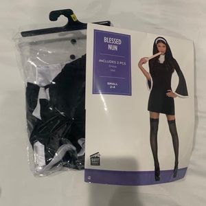 Woman’s Size Small, Blessed Nun Costume (Includes: Dress & Vail)